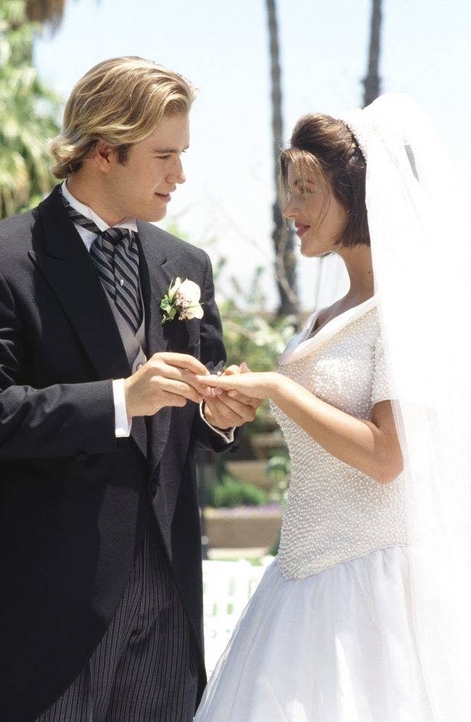 Zack Morris and Kelly Kapowski exchange vows