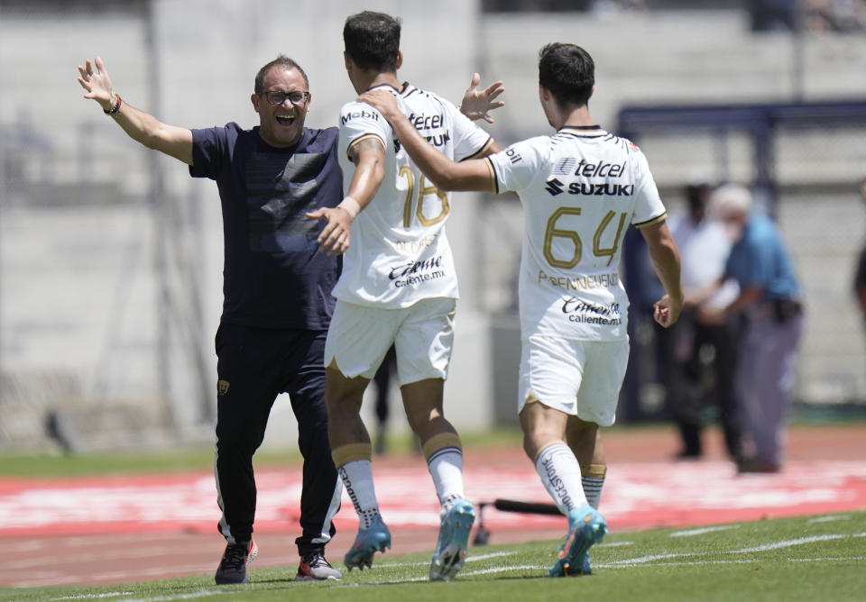 El técnico de Pumas Andrés Lillini (izquierda) celebra con Adrián Aldrete tras anotar el gol para la victoria 1-0 ante Necaxa por el torneo Apertura de México, el domingo 17 de julio de 2022. (AP Foto/Moisés Castillo)