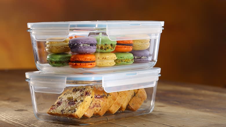 Macarons and cake airtight containers