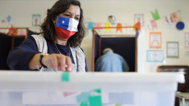 Mujer votando