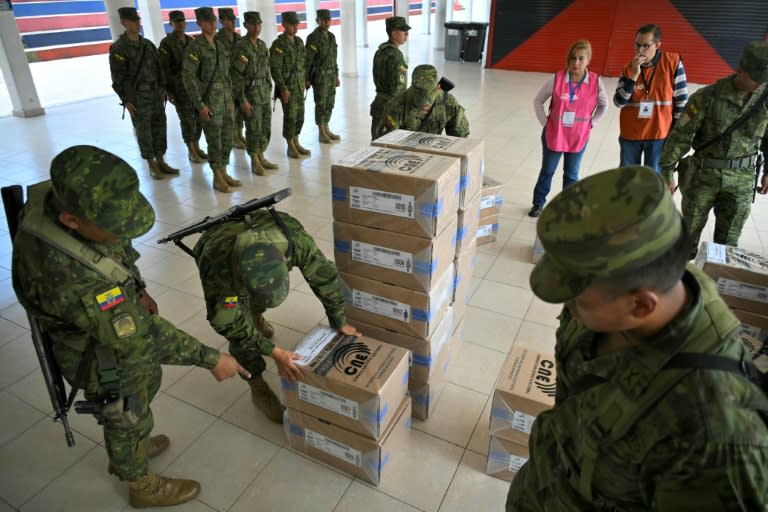 Des soldats distribuent du matériel électoral pour un référendum, le 20 avril 2024 à Quito, en Equateur (Rodrigo BUENDIA)