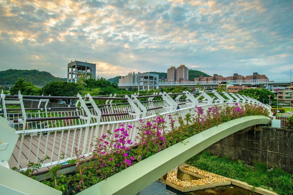 繽紛友善通行空間拱橋串聯半山雅公園。   圖：新北市水利局提供