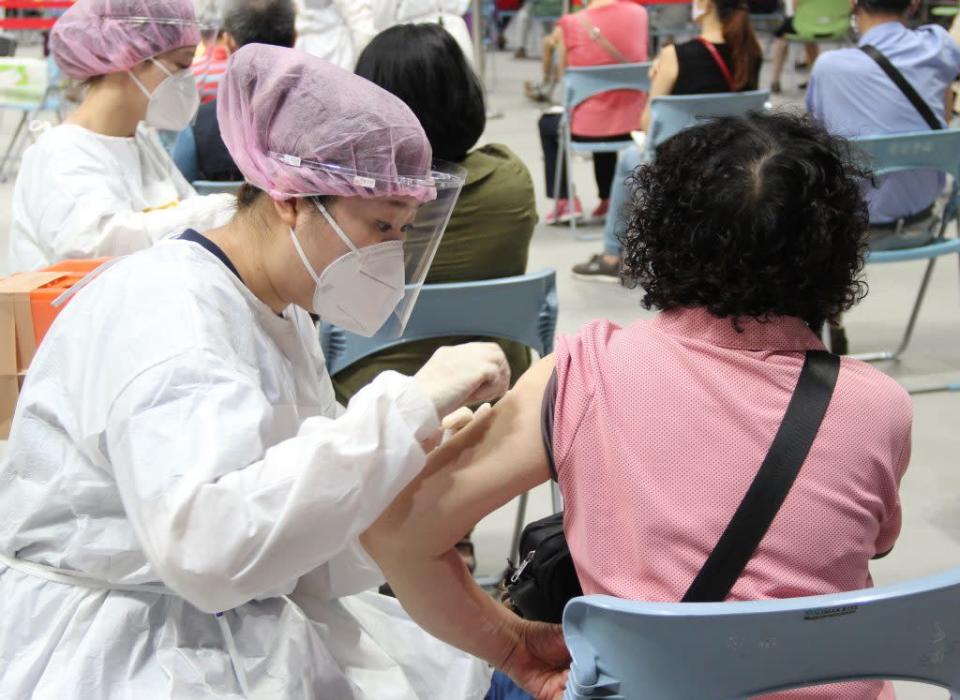 屏東縣府將造冊為65歲以上長者接種第四劑莫德納疫苗。（記者毛莉攝）