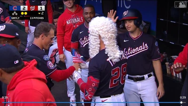 國民湯瑪斯（Lane Thomas）擊出本季首轟，隊友幫他戴上假髮慶祝。（圖／翻攝自MLB官網）