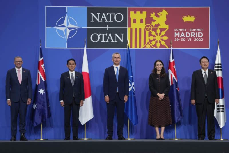 2022年6月29日，北約秘書長史托騰柏格（中）與出席北約領袖峰會的澳洲總理艾班尼斯、日本首相岸田文雄、紐西蘭總理雅頓、南韓總統尹錫悅合照（AP）