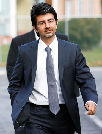 EBay founder and chairman Pierre Omidyar enters the courthouse to testify in the eBay versus Craigslist trial at the Chancery Court in Georgetown, Delaware in this file photo from December 7, 2009. REUTERS/Tim Shaffer/Files