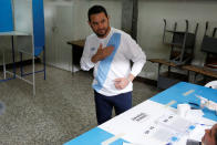 <p>Der guatemaltekische Präsident Jimmy Morales berührt zur Begrüßung das Logo auf seinem Fußball-Nationaltrikot, als er in seinem Wahlbüro in Guatemala-Stadt eintrifft. Er rief die Bevölkerung dazu auf, an einem Referendum über das weitere Vorgehen in einem Grenzstreit mit dem Nachbarland Belize teilzunehmen. (Bild: Reuters) </p>