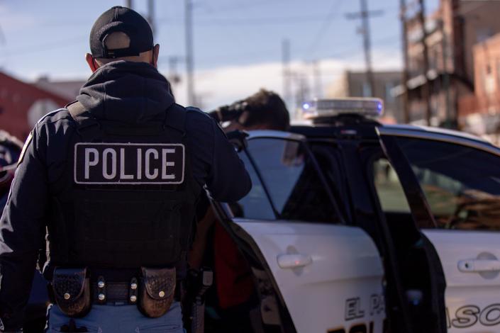 La policía de El Paso arrestó a una persona frente a la Iglesia del Sagrado Corazón el miércoles como parte de un aumento de la presencia policial en el área donde acampan los migrantes.