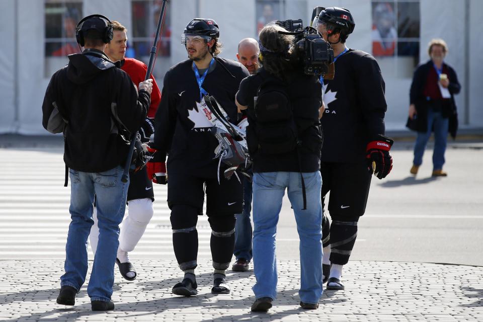 Canada's ice hockey player Drew Doughty (C) walks to the Bolshoy arena following a men's team practice at the 2014 Sochi Winter Olympics February 20, 2014. REUTERS/Brian Snyder (RUSSIA - Tags: SPORT OLYMPICS ICE HOCKEY)