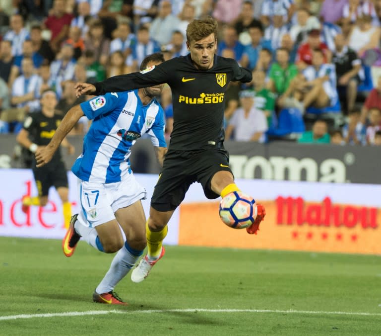 Atletico Madrid's forward Antoine Griezmann controls the ball on August 27, 2016