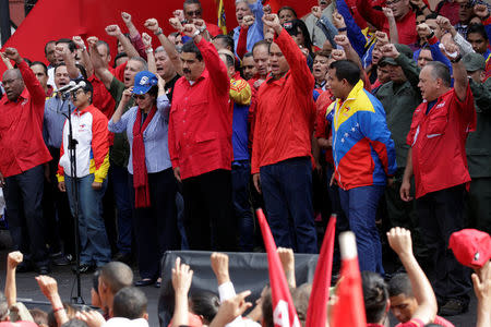 Venezuela's President Nicolas Maduro (C) gestures during a pro-government rally at Miraflores Palace in Caracas, Venezuela October 25, 2016. REUTERS/Carlos Garcia Rawlins