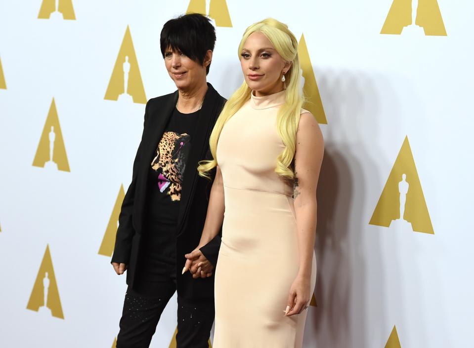 <p>Songwriterin Diane Warren (l., mit Lady Gaga) richtete sich auf Twitter direkt an suizidgefährdete Menschen. „Bitte sprich jemanden an“, schrieb die Grammy-Gewinnerin („’Til It Happens to You“, „Because You Loved Me“). Es gebe immer Hilfe, auch wenn die Lage aussichtslos erscheine. „Ruhe in Frieden, Chester Bennington“, fügte Warren hinzu. (Bild: AP Photo) </p>