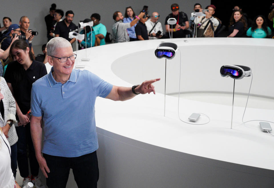 Apple-CEO Tim Cook und die neue Datenbrille Vision Pro (Foto: REUTERS/Loren Elliott)