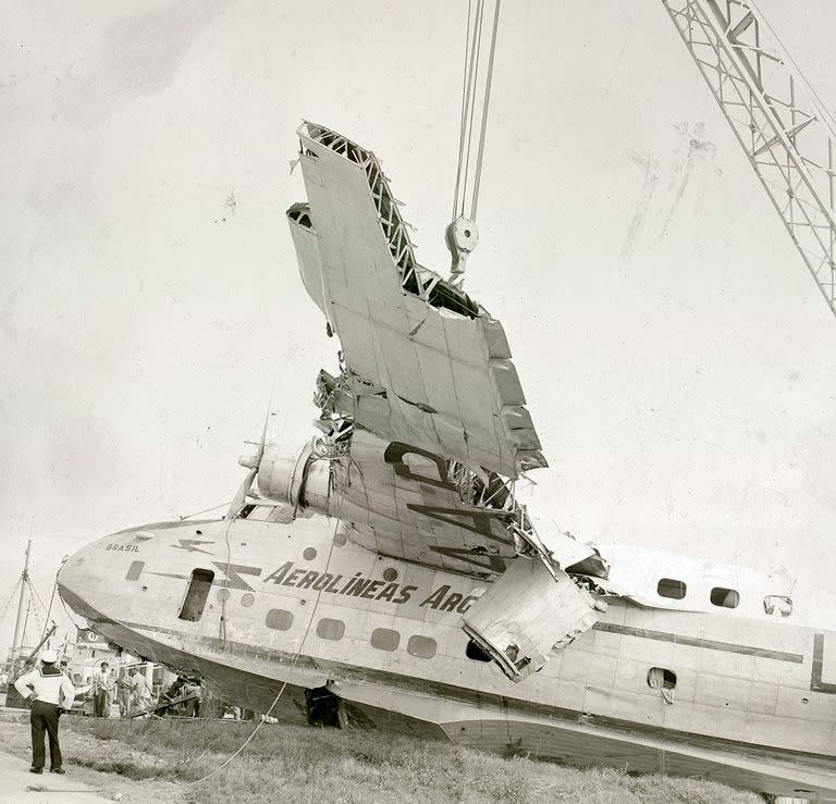 El hidroavión destrozado reposa en tierra y se da comienzo a las investigaciones del trágico accidente en el Río de la Plata en 1957