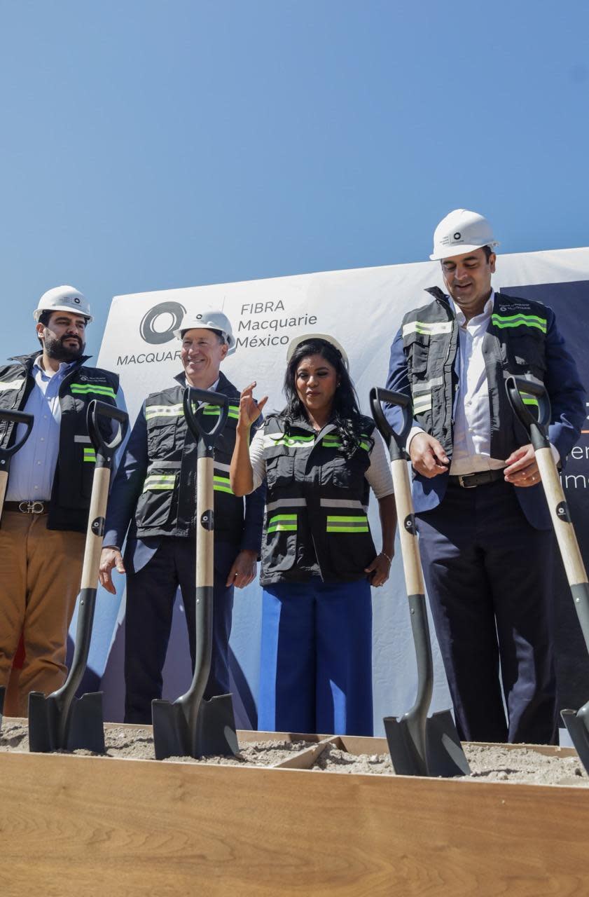 La presidenta municipal de Tijuana, Montserrat Caballero, a punto de colocar la primera piedra simbólica de un desarrollo industrial en la ciudad mexicana en agosto de 2023.