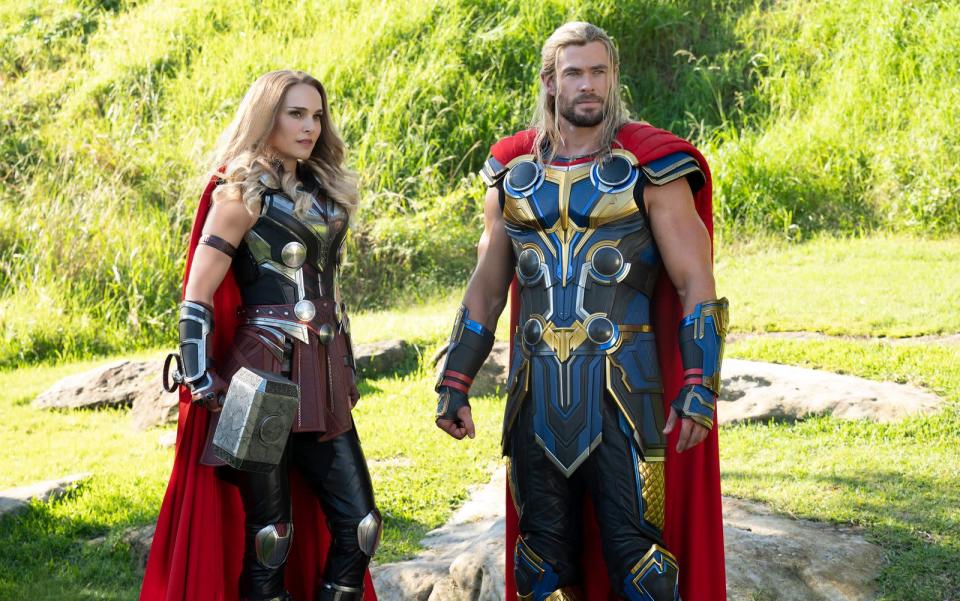 Der neue Marvel-Film &quot;Thor: Love and Thunder&quot; mit Natalie Portman und Chris Hemsworth wird nicht in Malaysia zu sehen sein. Das bestätigte der Kinobetreiber Golden Screen Cinemas.  (Bild: Disney / Marvel)