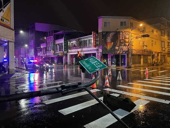 營大貨車闖禍拉倒宜蘭市區三根交通號誌