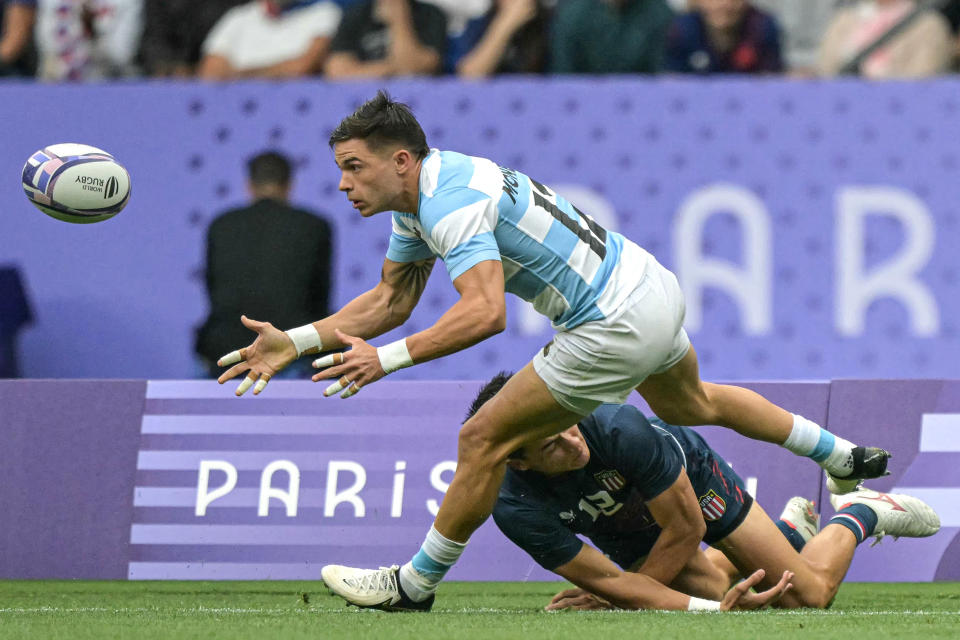 El argentino Marcos Moneta (C) pasa la pelota durante el partido de rugby 7 masculino entre Argentina y Estados Unidos durante los Juegos Olímpicos de París 2024 en el Stade de France en Saint-Denis el 27 de julio de 2024. (Foto de CARL DE SOUZA/AFP vía Getty Images)