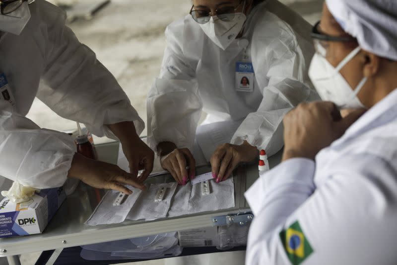 Trabajadores de la salud realizan pruebas para detectar el coronavirus a taxistas en Río de Janeiro, Brasil, 15 de junio de 2020.