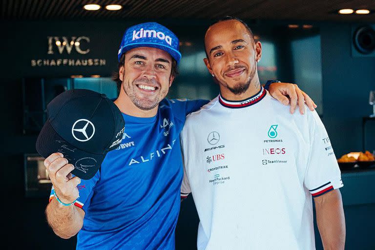 Fernando Alonso y Lewis Hamilton, sonrientes en el hospitality de Mercedes; 