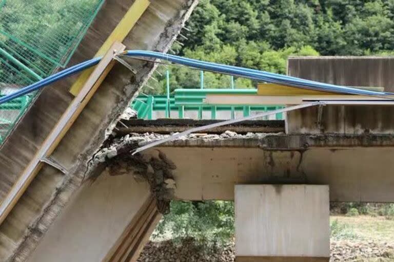 Hundimiento de puente en China deja 11 muertos.