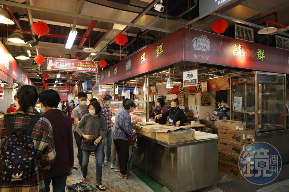 「麟群肉店」的李媽媽是「南門市場」的牛羊肉專家。（何宗昇攝）