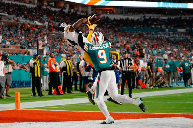 Miami Gardens, Florida, USA. 23rd Oct, 2022. October 23rd, 2022 Pittsburgh  Steelers wide receiver George Pickens (14) smiling during Pittsburgh  Steelers vs Miami Dolphins in Miami Gardens, FL. Jake Mysliwczyk/BMR  (Credit Image: ©