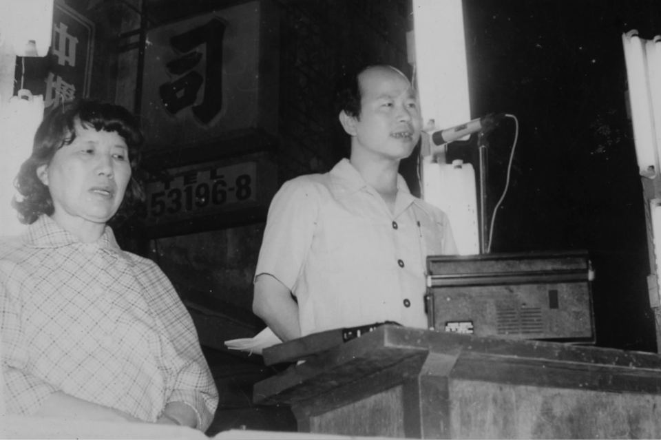 1977年許信良參選桃園縣長（右）、黃玉嬌參選台灣省議員（攝影／張富忠）