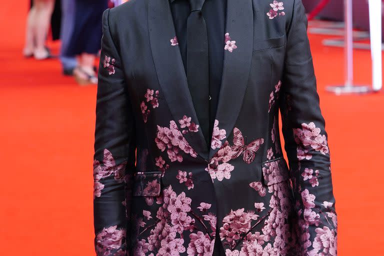 ¡Toda la onda! El actor Simon Pegg también arrasó con los flashes al vestir un traje oscuro con estampa de flores fucsias. Acompañó su imagen con un par de gafas de sol cuadradas