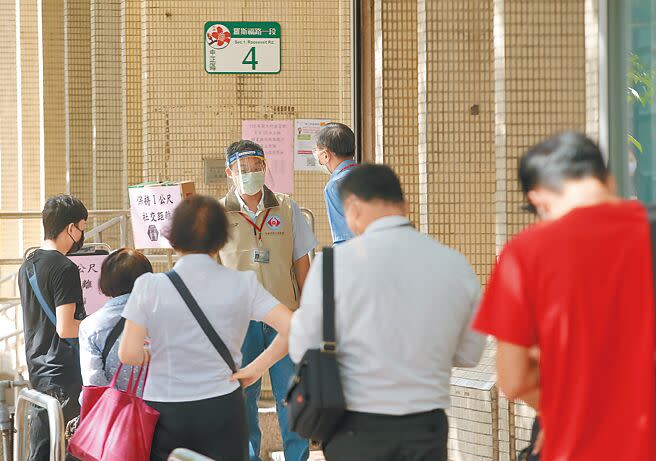 勞團認為，政府沒有事先做好把關，發了錢之後又叫民眾繳回「實在有點奇怪」。圖為申請紓困貸款的民眾前來勞保局排隊。(粘耿豪攝)