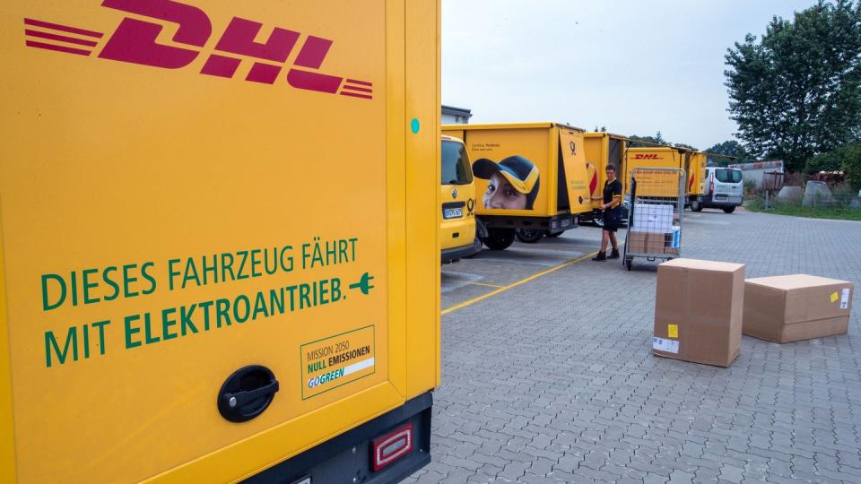 Die Coronavirus-Krise bekommt die Post bei DHL Express und im DHL-Frachtgeschäft vor allem bei Transporten von und nach China zu spüren.