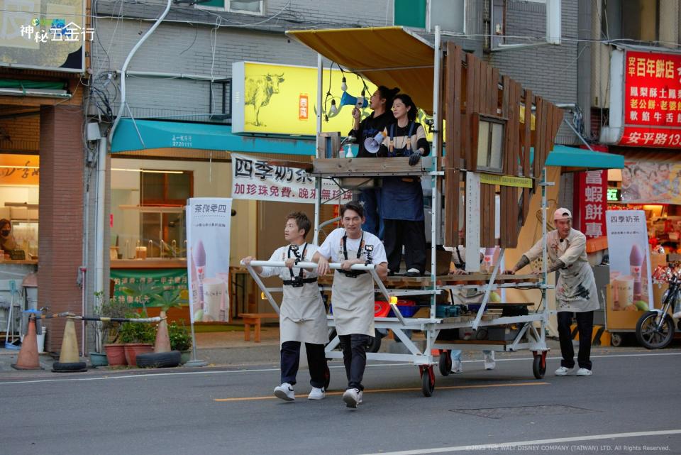 《神秘五金行》合夥人將修繕好的行動理容車推上街頭宣傳。衛視原創提供