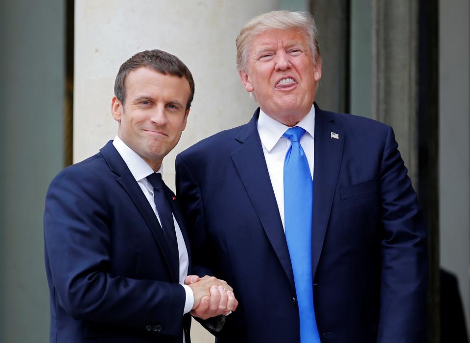 <p>Bei einem Termin im Élysée-Palast gab es einen Handshake für die anwesenden Fotografen. (Bild: REUTERS/Stephane Mahe) </p>