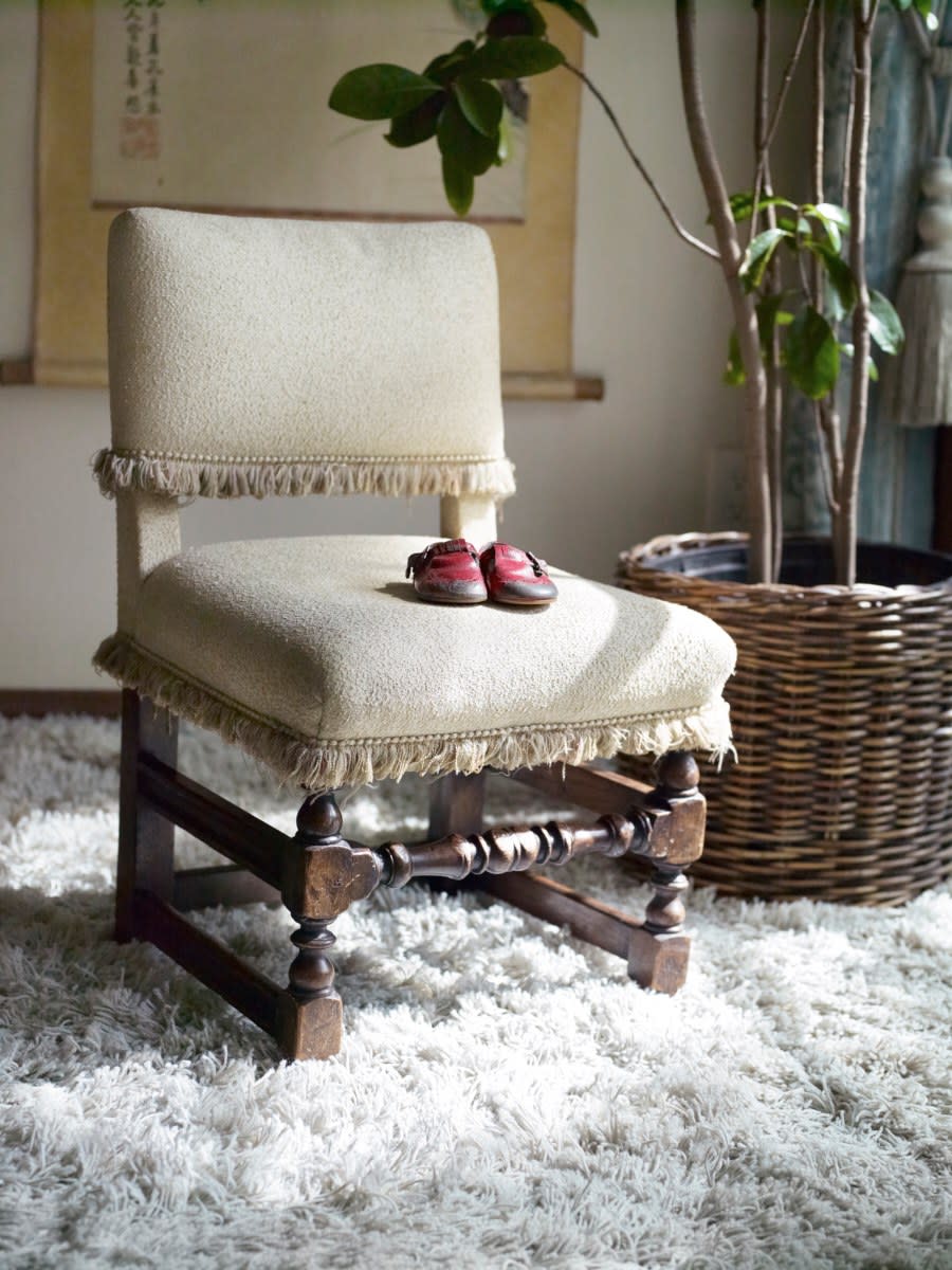 <p>Red baby shoes and a chair from Taylor’s childhood.</p>