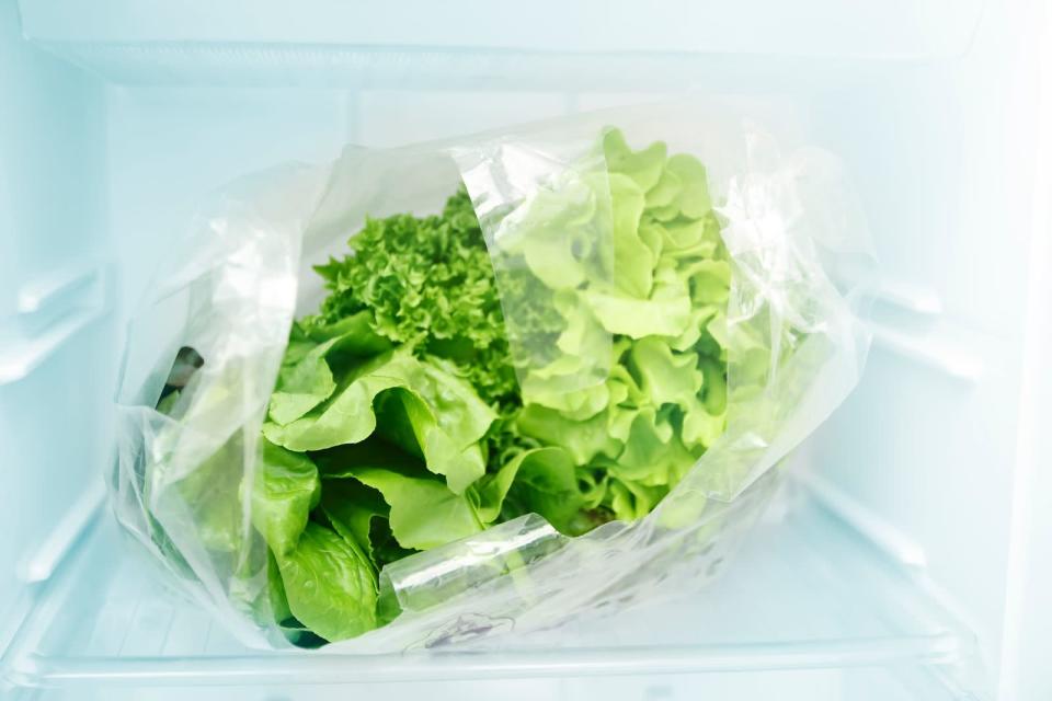 Ganz klar: Salat gehört in den Kühlschrank. Er reagiert sehr stark auf Ethylen, weshalb er am besten nicht mit Obst und Gemüse gelagert werden sollte, die große Mengen des Reifegases produzieren. (Bild: iStock / somkku)