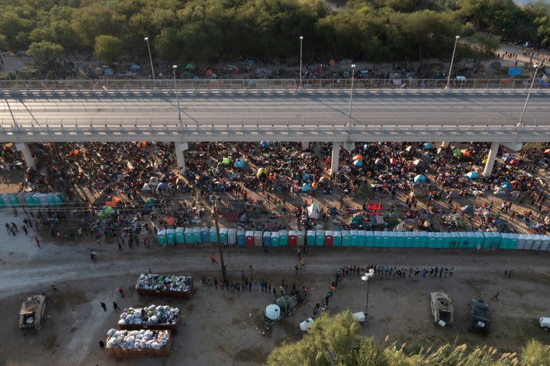 Migrantes se refugian a lo largo del Puente Internacional Del Rio después de cruzar el río Grande hacia EEUU desde Ciudad Acuña, en Del Rio, Texas, EEUU