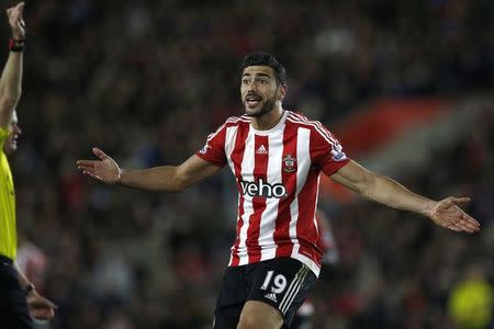 Football - Southampton v Stoke City - Barclays Premier League - St Mary's Stadium - 21/11/15 Southampton's Graziano Pelle remonstrates with referee Lee Mason Mandatory Credit: Action Images / Peter Cziborra Livepic