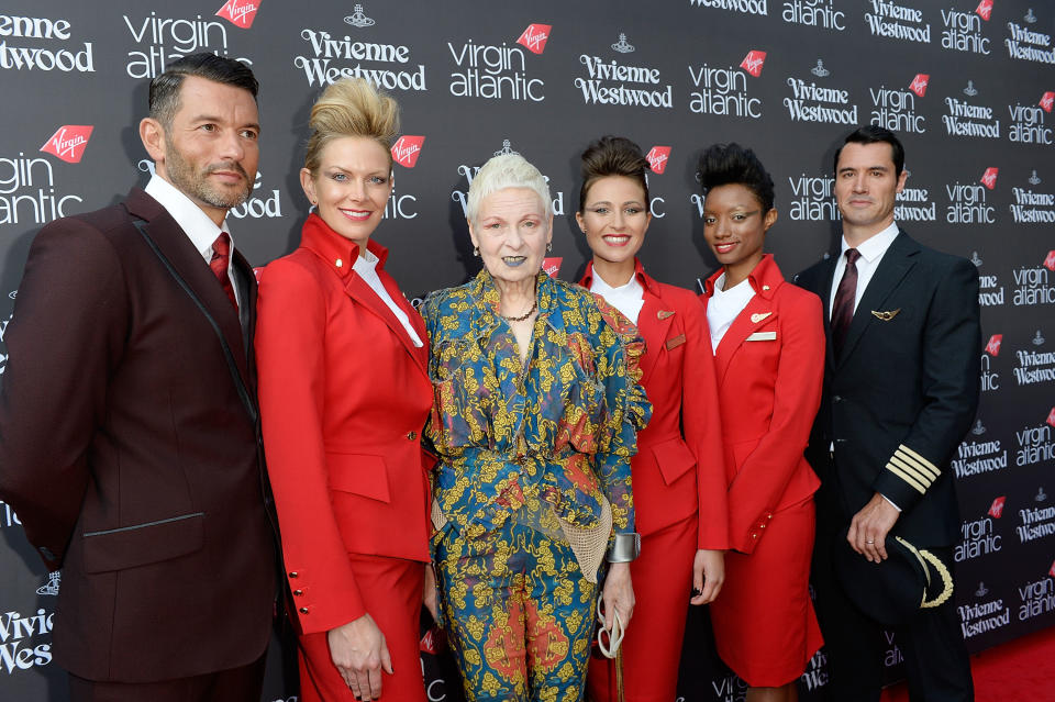 Die Designerin Vivienne Westwood schneiderte PET-Uniformen für das Kabinenpersonal von Virgin Atlantic. (Bild: Getty Images)