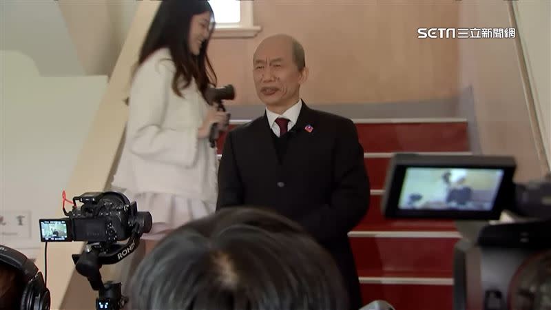 郭子乾扮演的韓國瑜相當神似，現身立法院與藍委合照。