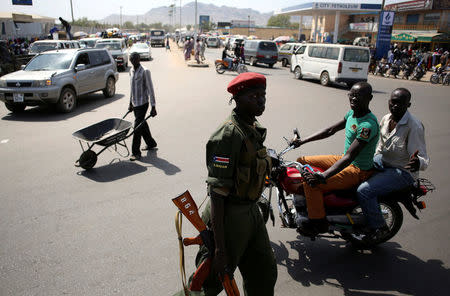 FILE PHOTO: A Sudan People's Liberation Army (SPLA) soldier walks along a street in Juba, South Sudan December 21, 2013. REUTERS/Goran Tomasevic/File Photo