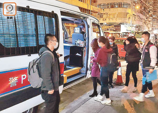 深水埗：被捕女子遭警員押上警車。