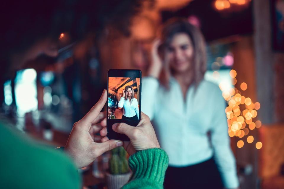 Asking a guy to take your picture can start a conversation (Getty Images)