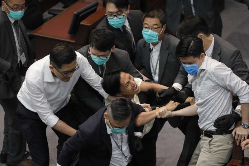 2020年5月，香港立法會建制派與民主派議員爆發激烈衝突（AP）
