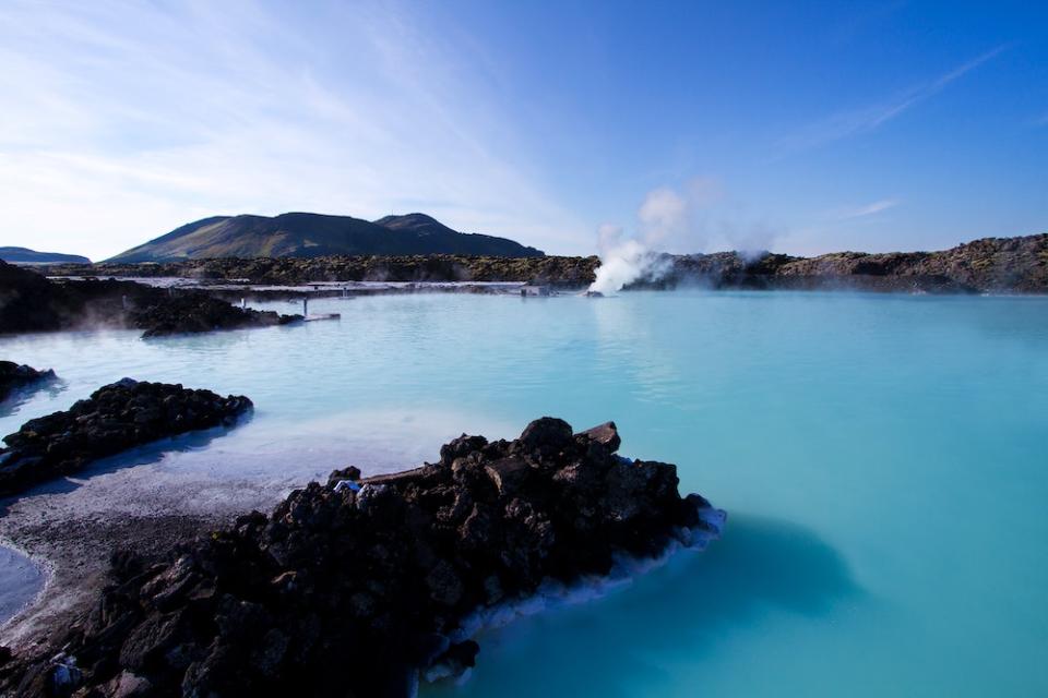 藍湖溫泉池水呈現夢幻藍綠色（Photo Credit: Frank Denney@unsplash.com, License CC0，圖片來源：https://unsplash.com/photos/rH810coWgTI）