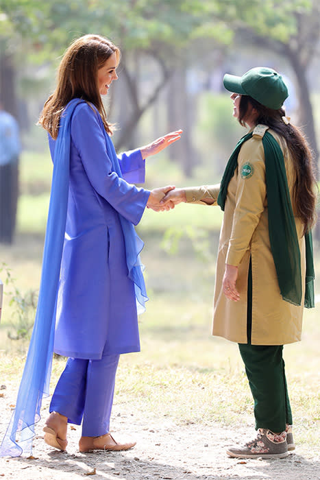 kate-middleton-blue-sari-pakistan