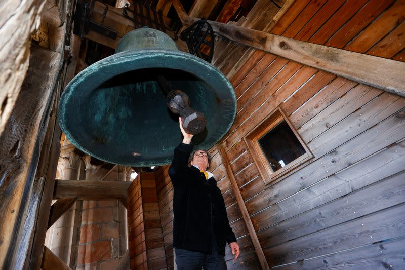 Watchman Haeusler rings the Clemence bell in Lausanne