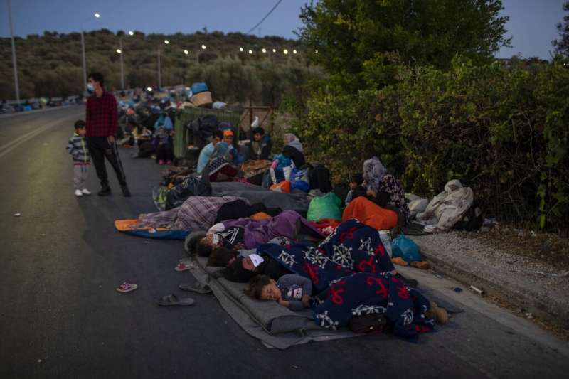 希臘萊斯沃斯島莫利亞難民營擠滿1萬2000多名尋求庇護者，8日晚間一場惡火竄燒，難民頓失棲身之處。（AP）