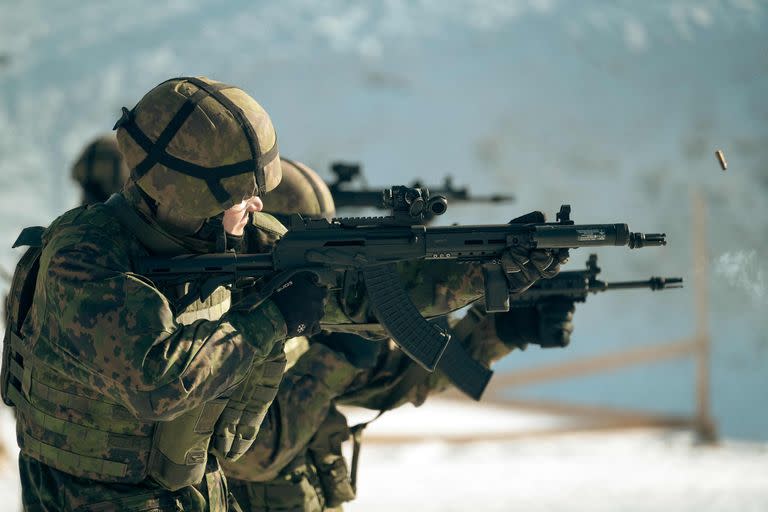 Reservistas finlandeses del Regimiento Guard Jaeger en un campo de tiro mientras participan en un ejercicio militar en la base militar de Santahamina en Helsinki, Finlandia, el 7 de marzo de 2023. 