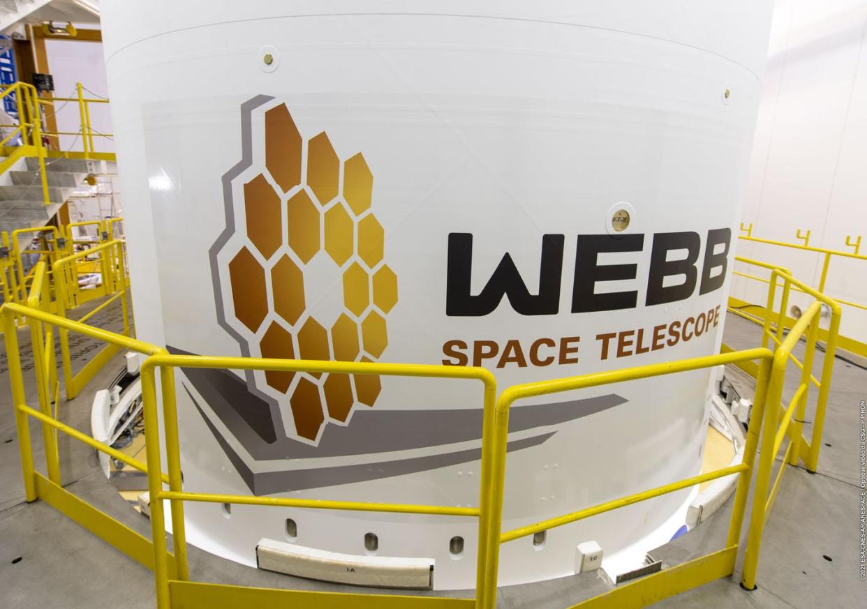 <span class="caption">En el puerto espacial europeo de la Guayana Francesa, los toques finales del carenado del Ariane 5 para el telescopio espacial James Webb incluyen la aplicación de los logotipos de la NASA, la ESA y la Agencia Espacial Canadiense y la insignia de Webb.</span> <span class="attribution"><a class="link " href="https://www.esa.int/Science_Exploration/Space_Science/Webb" rel="nofollow noopener" target="_blank" data-ylk="slk:ESA/CNES/Arianespace;elm:context_link;itc:0;sec:content-canvas">ESA/CNES/Arianespace</a></span>