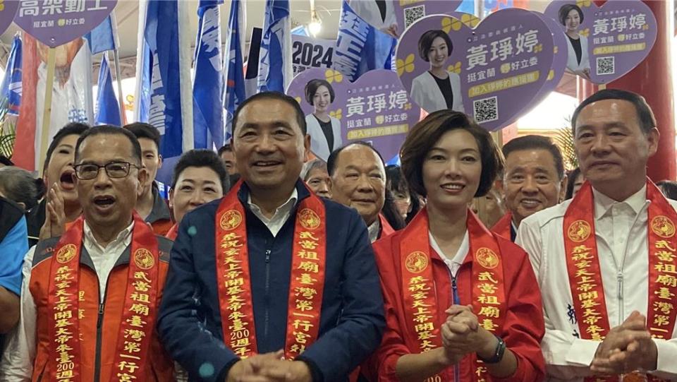 國民黨宜蘭立委參選人黃琤婷（右2）表示，她以母校為榮，強調不會為了選舉去造假學歷、買學位，更不會抄襲論文。（吳佩蓉攝）